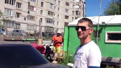 Evo sta se desi kad na parkingu blokirate rusu njegov auto