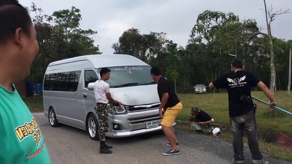 Nakon dugotrajne vožnje, njihov kombi je stao na cesti. Kada su podigli haubu, doživjeli su šok života!