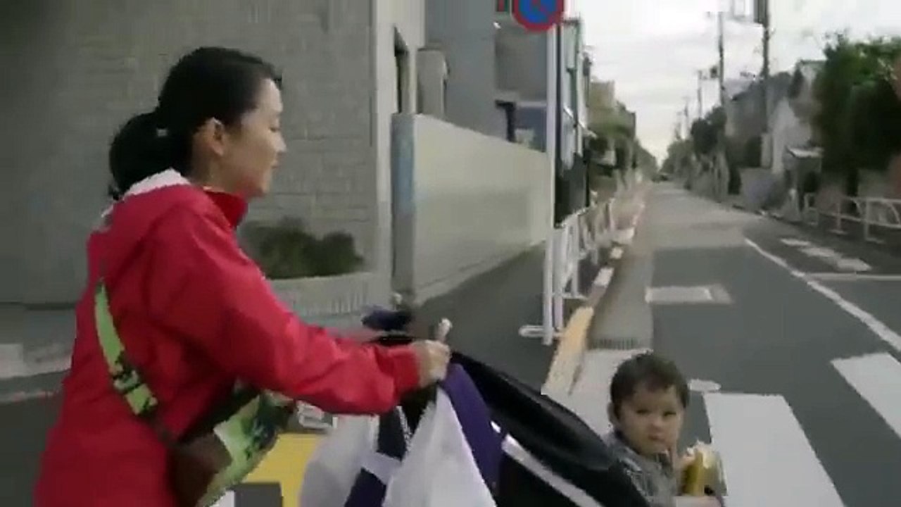 A vrut să STIE de ce SOTIA lui era atat de OBOSITA seara, așa că A SPIONAT-O timp de o zi! Cand a VAZUT ce facea FEMEIA