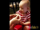 Bébé en train d'essayer de gouter un citron