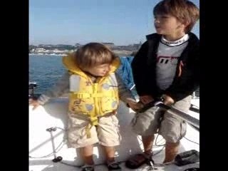 Les enfants barrent le bateau