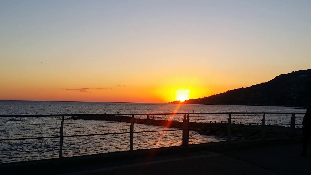 Tramonto ad Ospedaletti, sulla pista ciclabile della Riviera dei Fiori, da Hotel Lucciola.