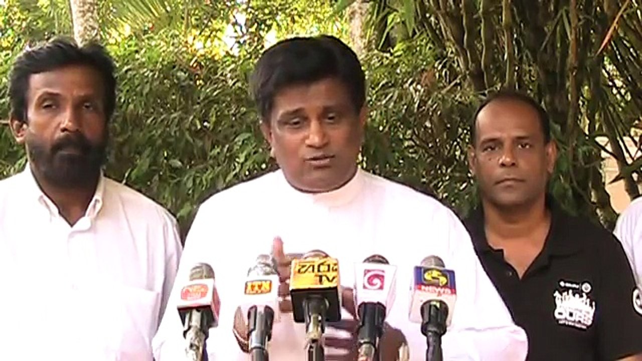 ඇමතිතුමා කැමරා ඉස්සරහා රඟන්න එපා....කවුද කියන්නේ එපා කියලා ... අපිට ඡන්දයක් ඔනේ