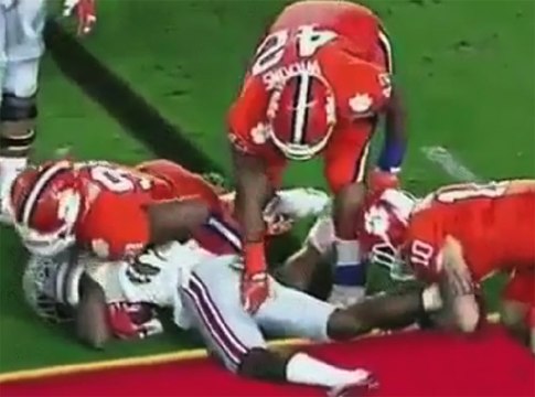 Public Buzz : Un joueur de football américain victime d’attouchements sexuels en plein match