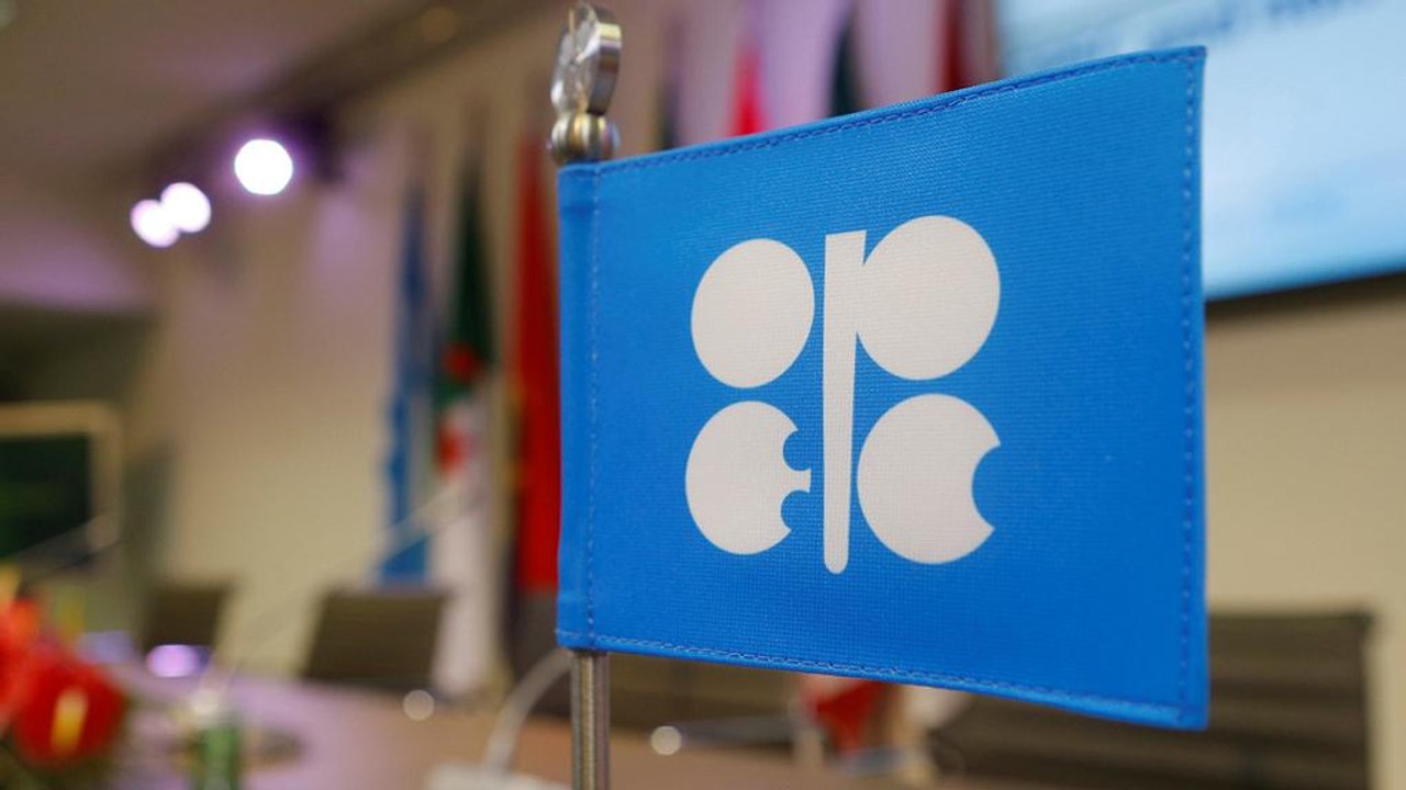 Нефть дорожает но фоне вступления в силу договора о сокращении добычи