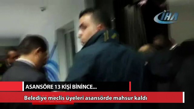 Belediye meclis üyeleri asansörde mahsur kaldı