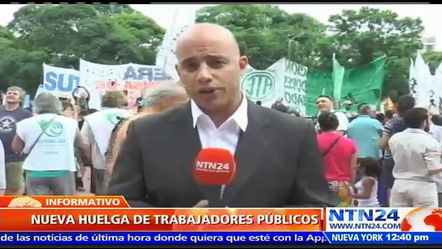 Trabajadores públicos realizan huelga en el Ministerio de Educación en rechazo a despidos masivos en Argentina