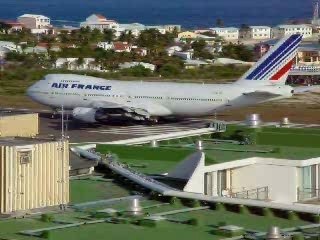 avion prés de la plage