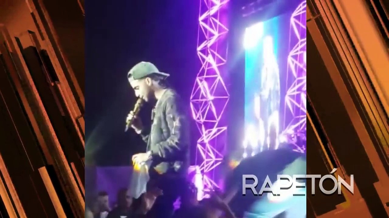 Arcangel le da patada en la cara a espectador que le lanzó un trago
