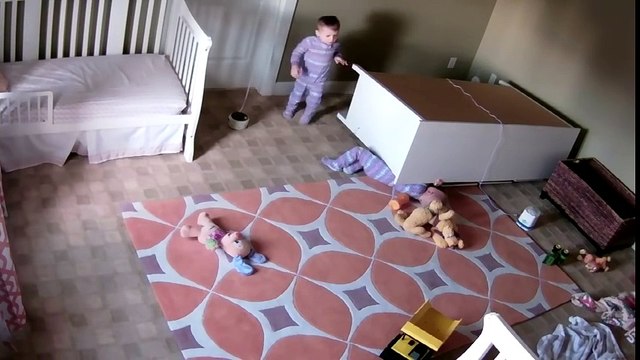 Un enfant de 2 ans sauve son jumeau coincé sous une commode