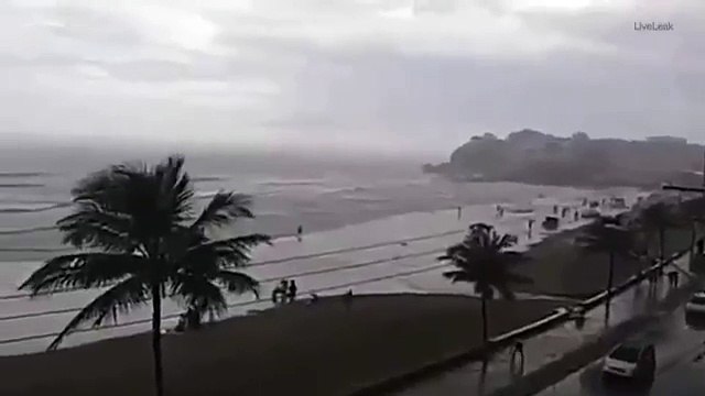 Momenti kur një grua goditet nga rrufeja