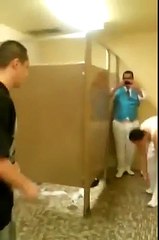 buena pelea en los baños
