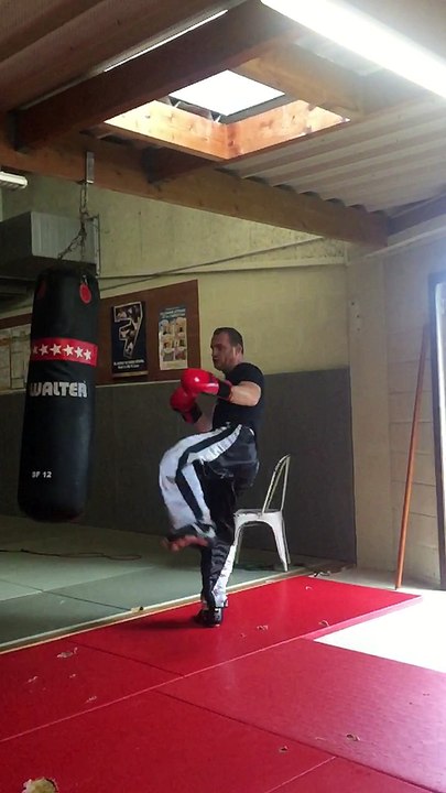 travail au sac de frappe boxe pieds poings