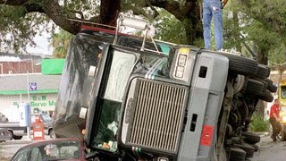Truck accidents and crashes compilation 2017