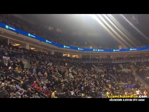 Fenerbahçe Taraftarının Hep Bir Ağızdan İzmir Marşını Söylemesi