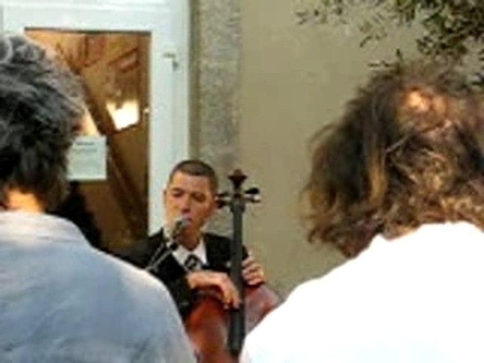 Festival Off Avignon 2007, contrebasse chant dans une cour..