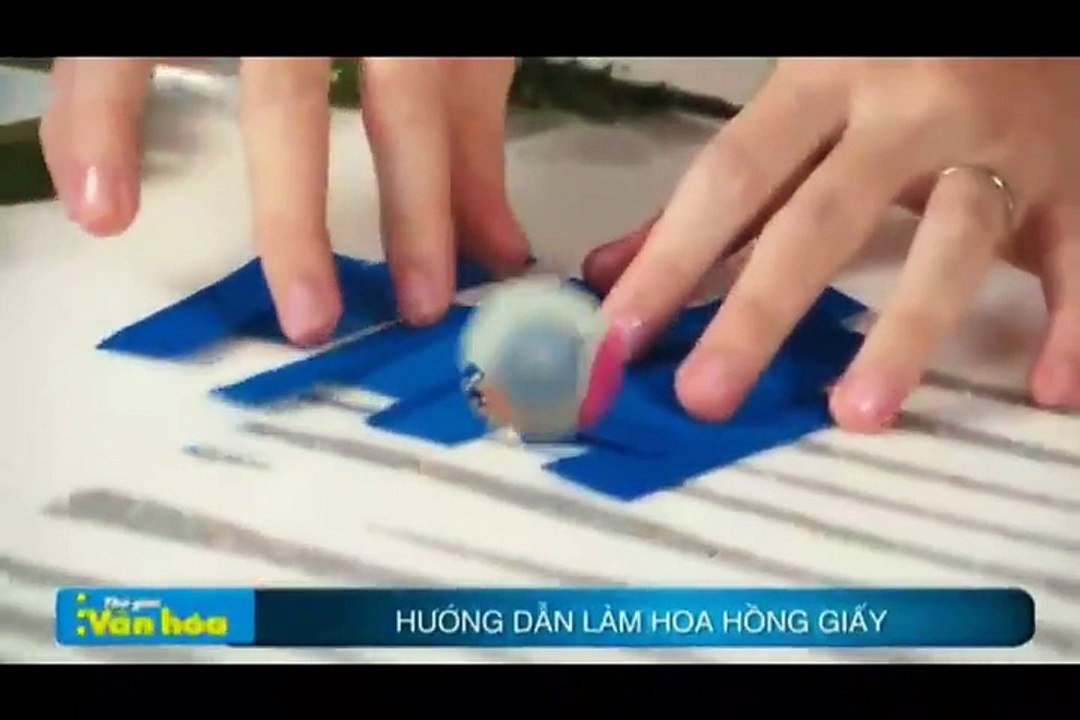 Cách làm hoa hồng bằng giấy nhún đơn giản mà đẹp như hoa thật