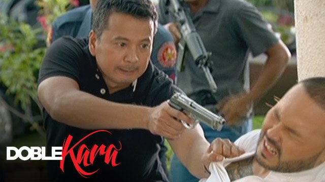 Doble Kara: Policemen arrest Julio and Alex