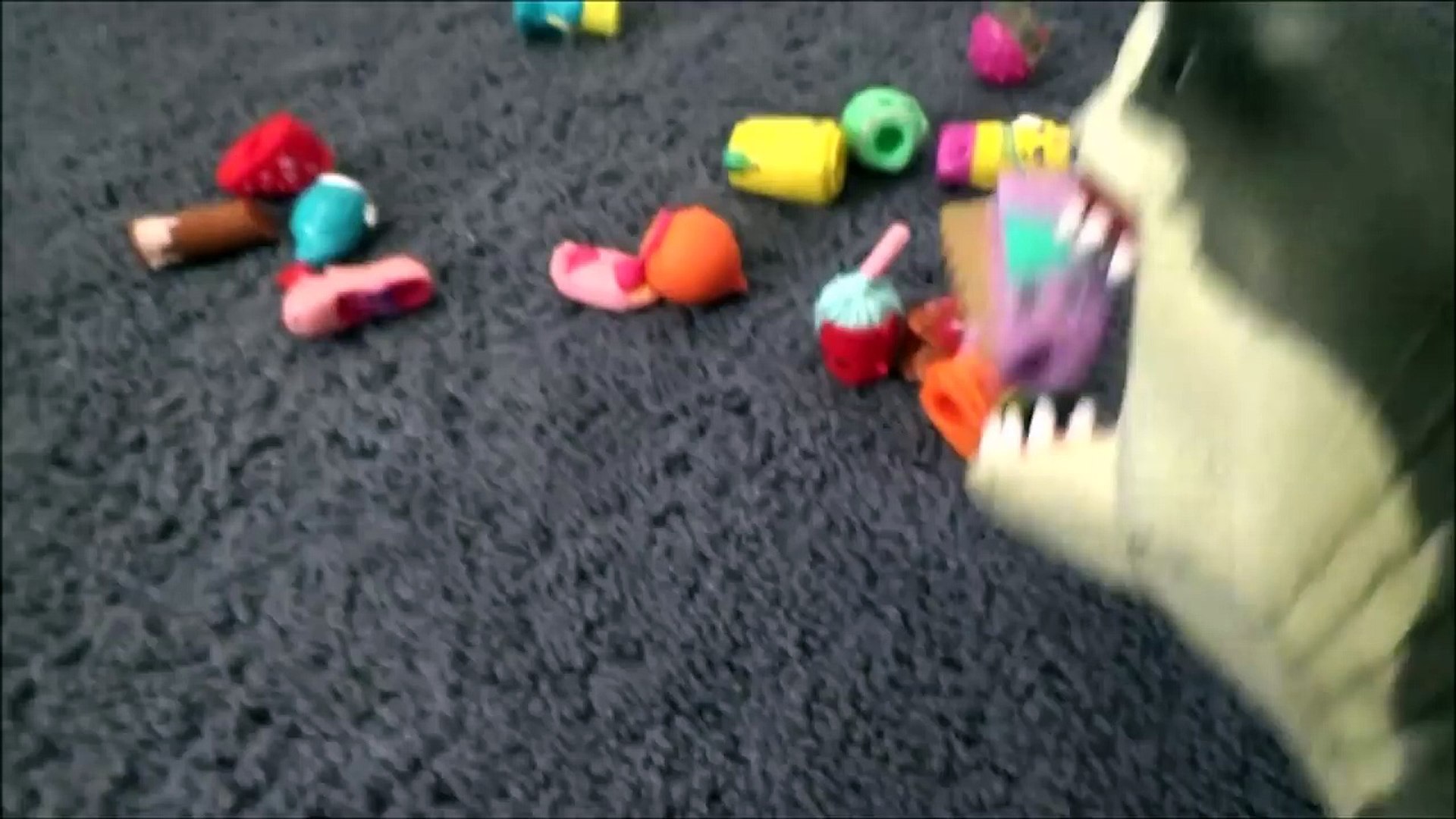 ⁣Playing Catch With My Pet Shark 'Shopkins Are His Favorite Snack' Toy Freaks-Idm-jsTDZ0A
