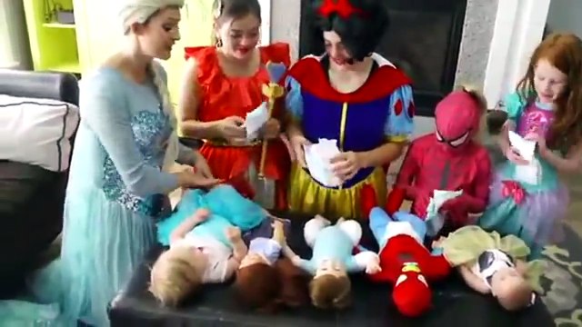 La Reine des neiges et Spiderman contre Le Joker! Spidergirl rose Anna & Batman! Superhero en vrai