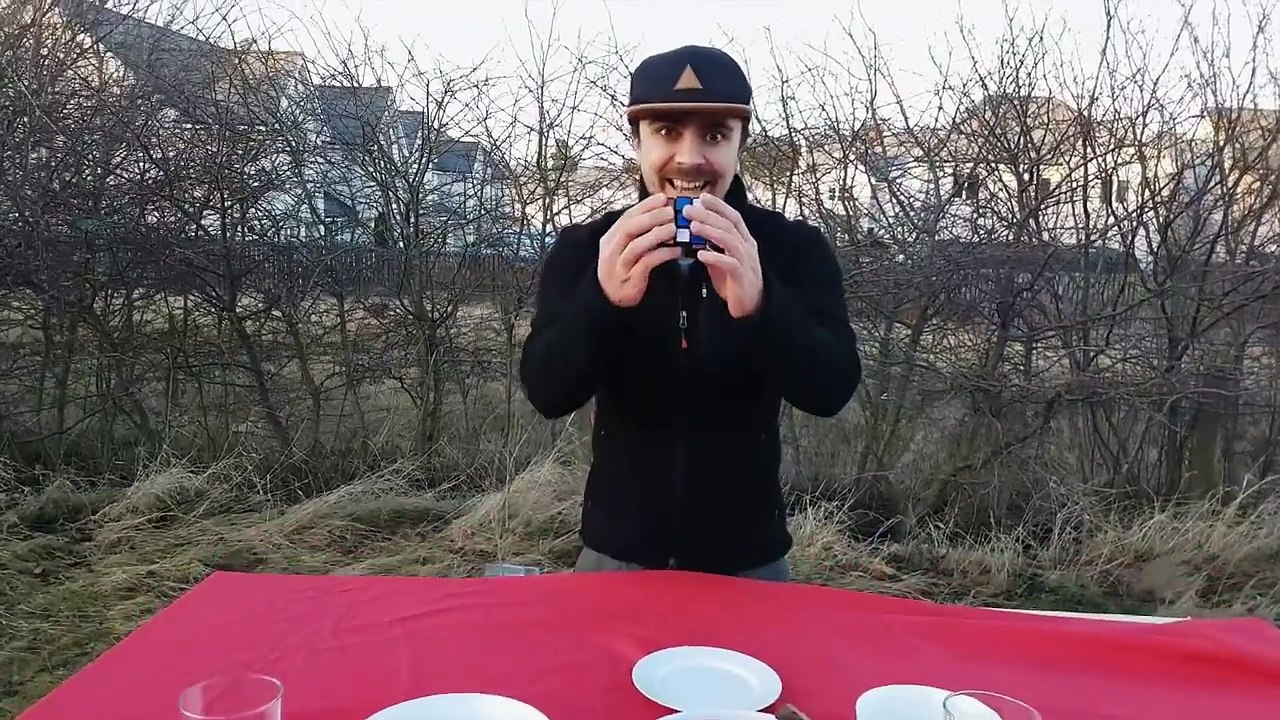 Ce mec a appris plein de tricks en 2016 : wheelie, vélo, rubik's cube..