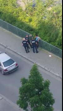 Ce policier lillois balance le portable d'un jeune en plein contrôle