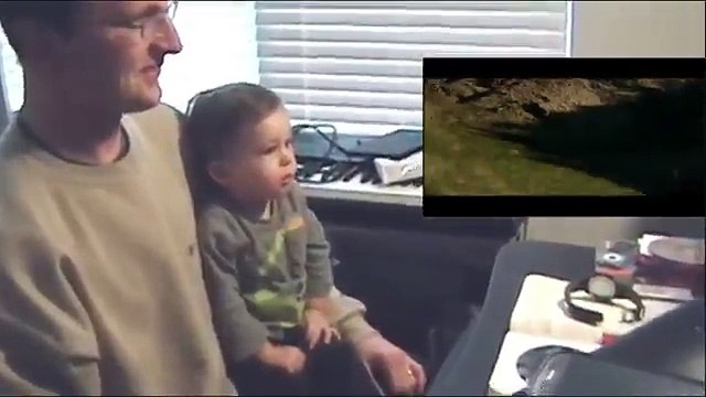 Ce gamin essaye de s'envoler avec superman devant le film