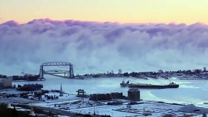 Un mur de brouillard arrive sur les côtes de Minnesota Harbor ! Impressionnant !