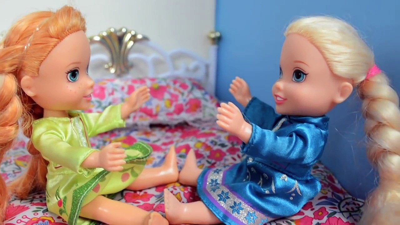 Anna And Elsa Toddlers Hatchimal Afraid Of Toilet Monster! - Elsa And Anna-a93Jpas38dA