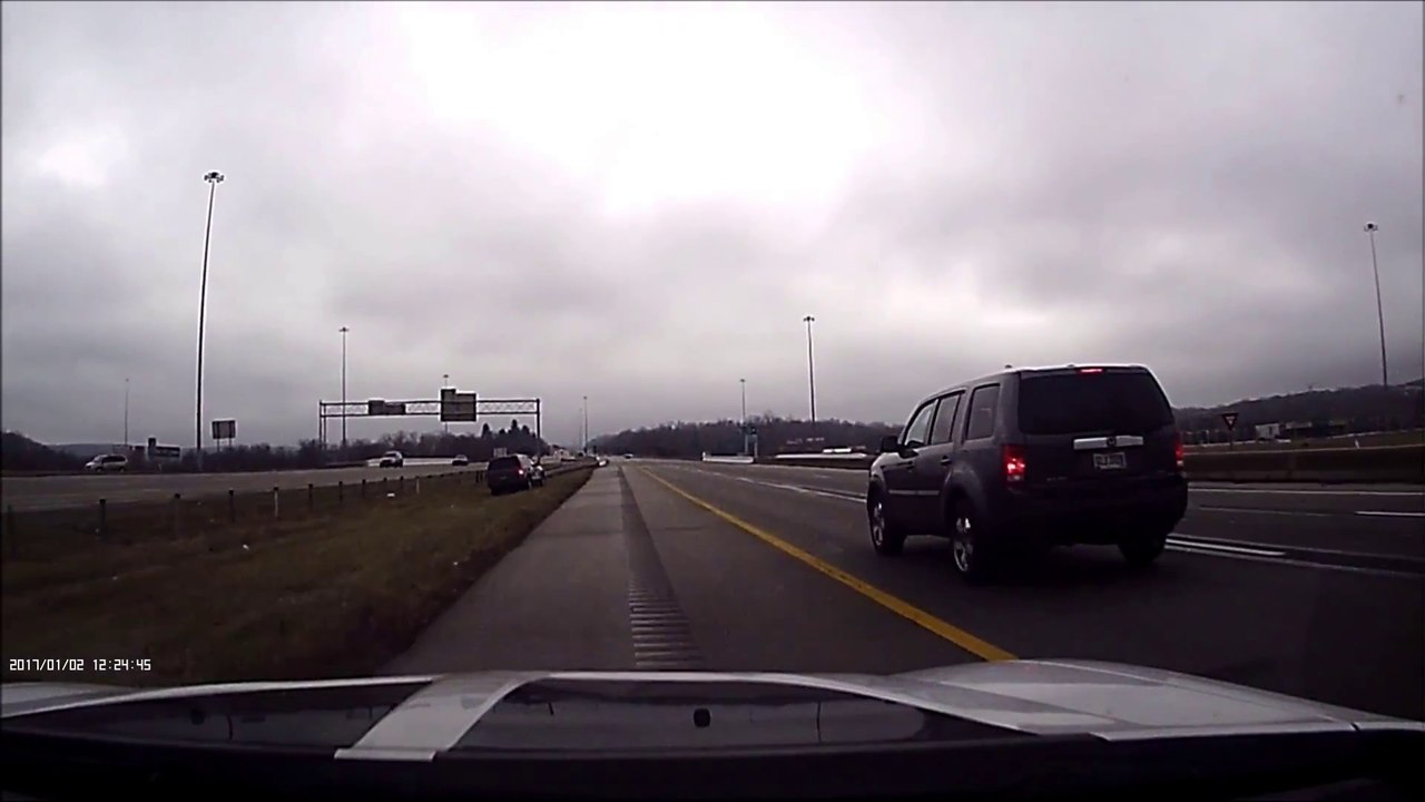 Ce conducteur s'endort au volant et percute la glissière de sécurité - accident violent