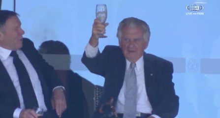 Bob Hawke, le Premier Ministre australien qui boit sa bière d'une traite