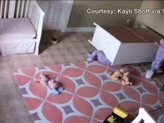 যুক্তরাষ্ট্রে যমজ শিশুর ভিডিও ভাইরাল!