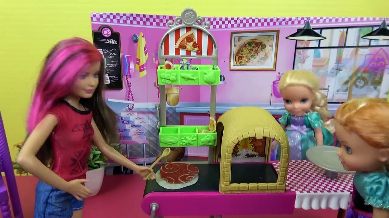 Pizza! ELSA toddler gets burned ! ELSA and ANNA toddlers at Pizzeria - Watching pizza being made-NKMeR1wpGK4