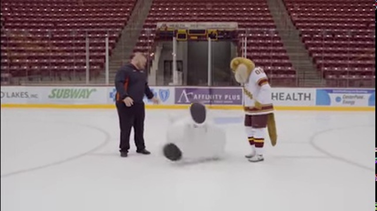 La mascotte ours blanc qui glisse à chaque prise de cette publicité