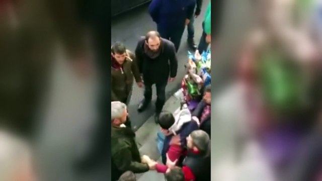 Reina saldırganı sanıp meydan dayağı attılar