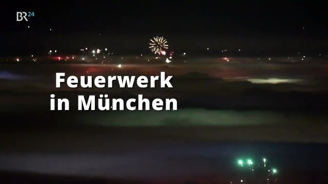 Les feux d'artifice de Nouvel An dans le brouillard filmés depuis la tour Olympiaturm à Munich