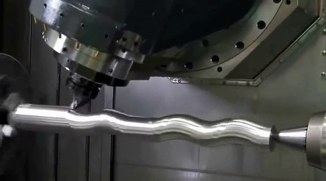 Laissez-vous hypnotiser par l'usinage de cette barre de fer