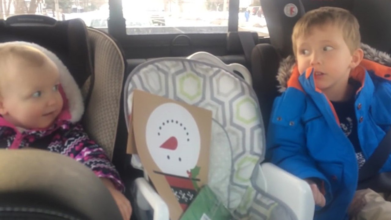 Un petit garçon tente de reprendre sa petite soeur qui dit "Fuck"