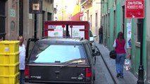 Calle del Truco bloqueada por coches