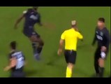 Enorme boulette de cet arbitre qui sort un caron rouge après avoir foncé sur un joueur!