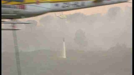 Helicópteros luchan contra un incendio en Sudáfrica