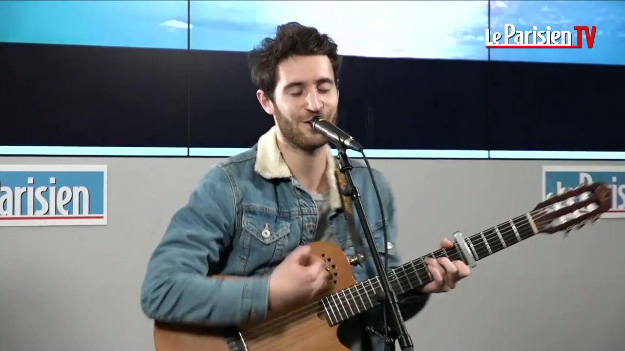 Broken Back chante en live au Parisien