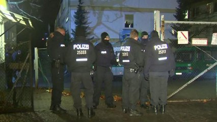 下载视频: German authorities detain 26-year-old Tunisian in connection with Berlin attack.