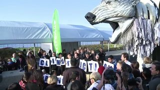 Greenpeace installs giant mechanical bear outside climate talks[1]