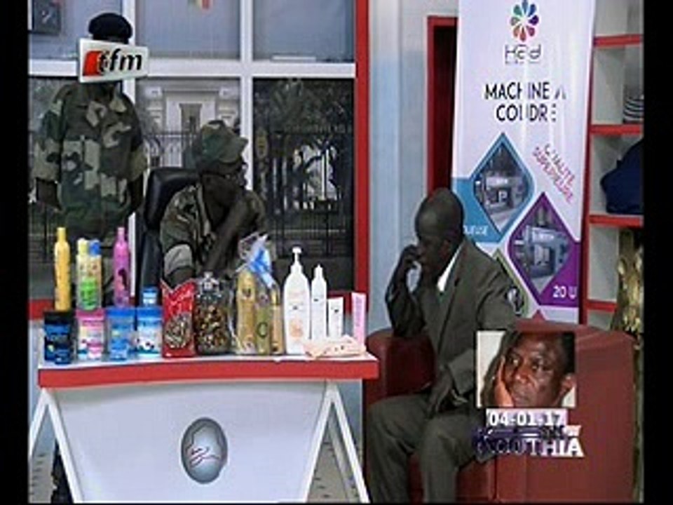 Vidéo : Thione Seck convoqué au Palais pour sa chanson dédiée à Yahya Jammeh (version Kouthia) – Regardez.