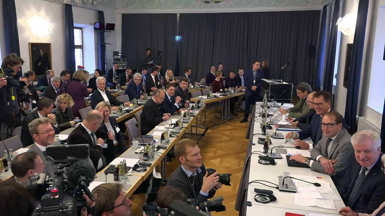 Flüchtlingspolitik: seehofer pocht weiter auf obergrenze