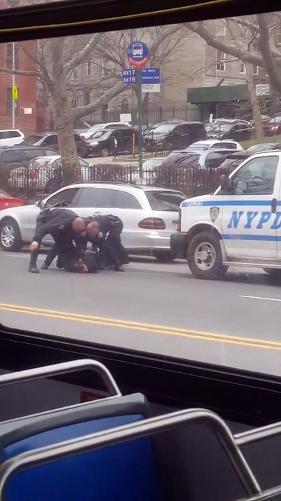 Polémique aux Etats Unis: Des policiers accusés de violence envers un homme à terre menotté