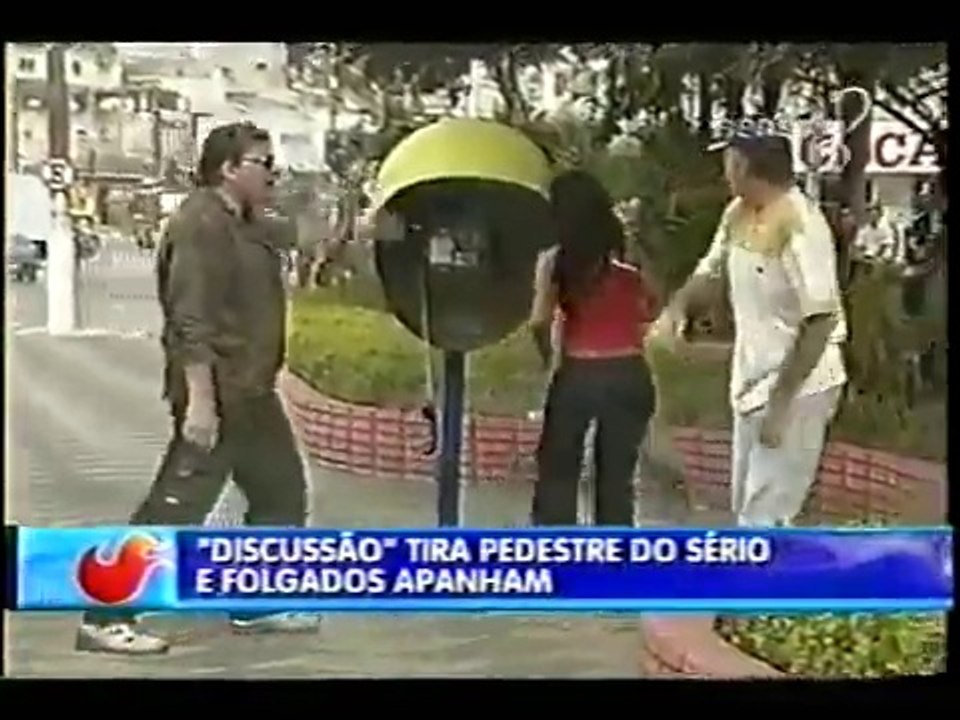 Pegadinha do João Kleber - Discussão atrapalha pedestre no telefone (João Kleber)
