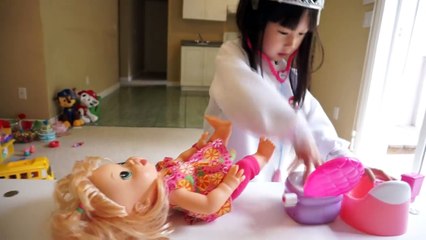 下载视频: Baby Alive Doll Spider Attack Accident,Sleep,Eat,Poop,Sick,Frozen Elsa Doctor Check up in Real Life