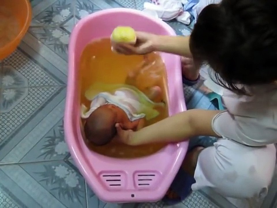 Hướng dẫn tắm cho bé, mặc quần áo, lấy tưa lưỡi cho trẻ sơ sinh